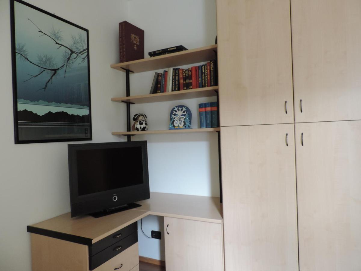 Casa Vacanza Il Glicine Casale Corte Cerro Buitenkant foto