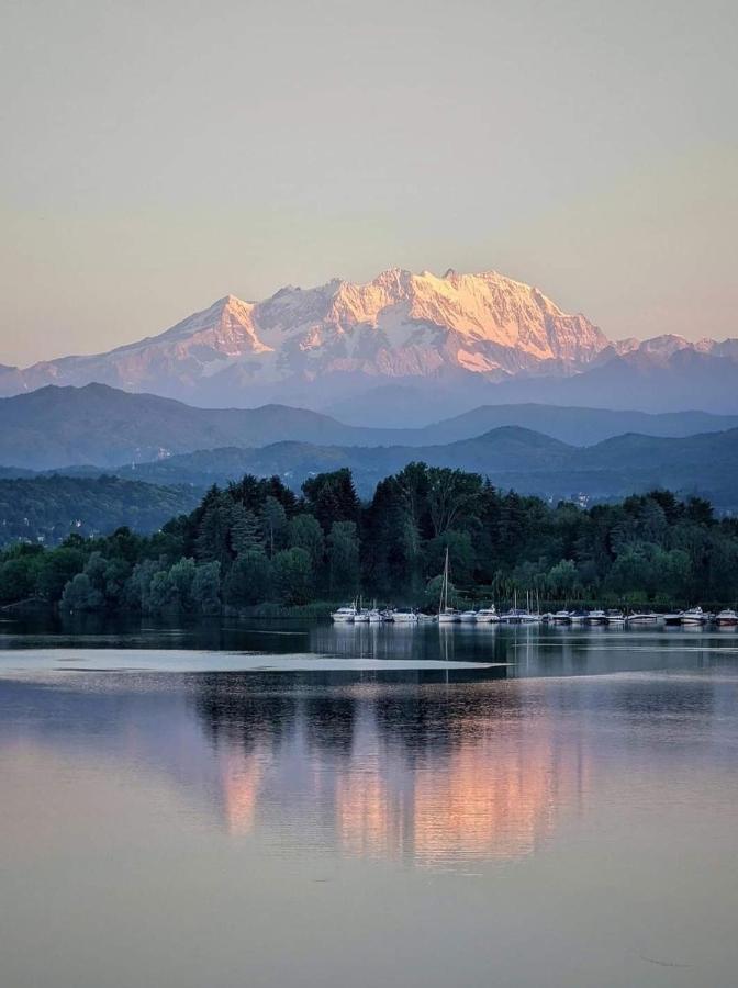 Casa Vacanza Il Glicine Casale Corte Cerro Buitenkant foto