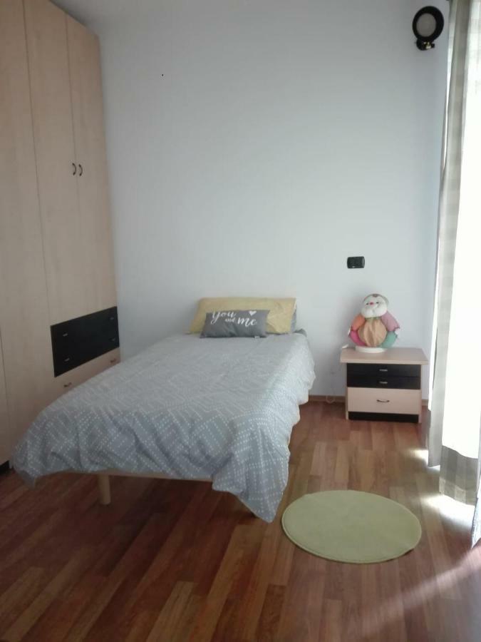 Casa Vacanza Il Glicine Casale Corte Cerro Buitenkant foto