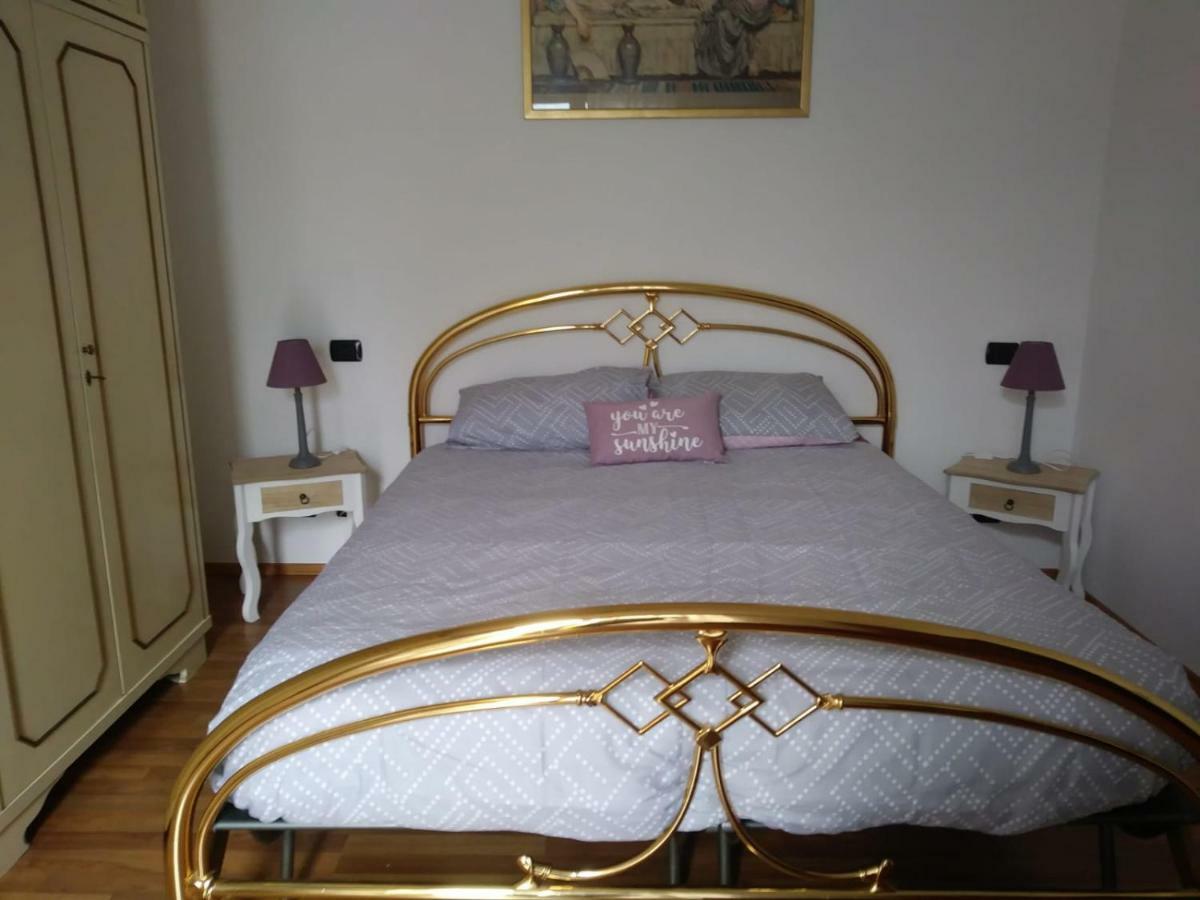 Casa Vacanza Il Glicine Casale Corte Cerro Buitenkant foto