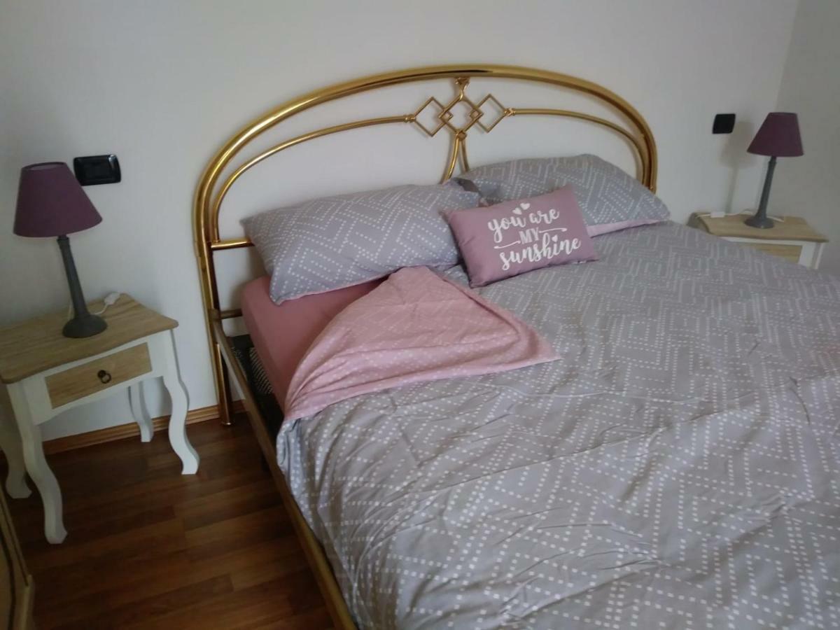 Casa Vacanza Il Glicine Casale Corte Cerro Buitenkant foto