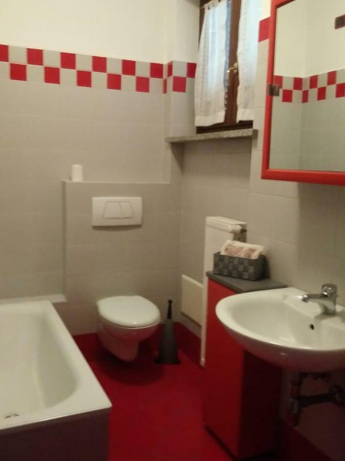 Casa Vacanza Il Glicine Casale Corte Cerro Buitenkant foto
