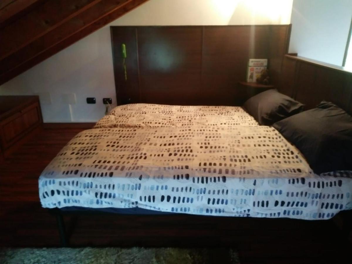 Casa Vacanza Il Glicine Casale Corte Cerro Buitenkant foto