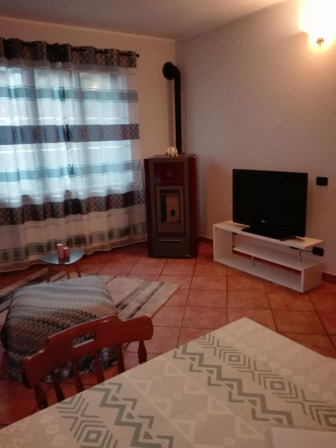 Casa Vacanza Il Glicine Casale Corte Cerro Buitenkant foto